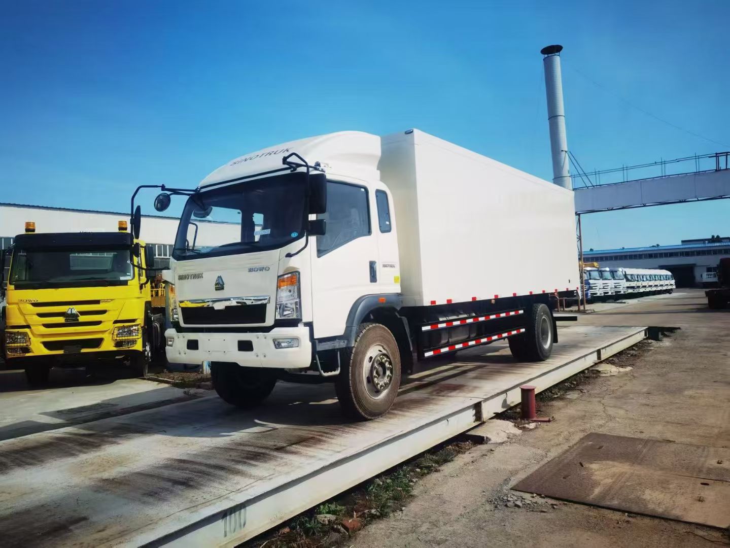 sinotruk howo 4x2バンボックスカーゴトラック
